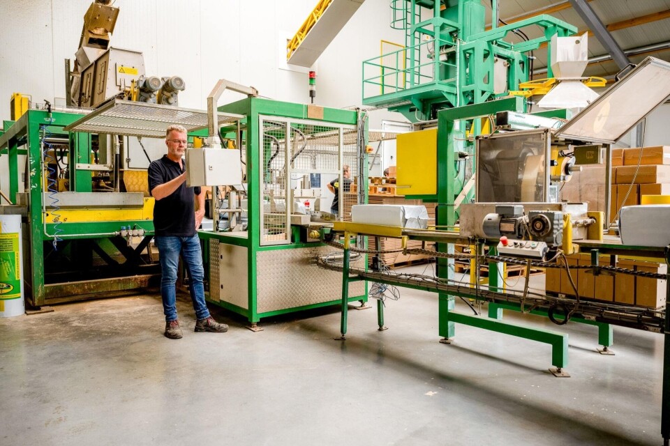 Gedizo_productie2_Jan bedient machine