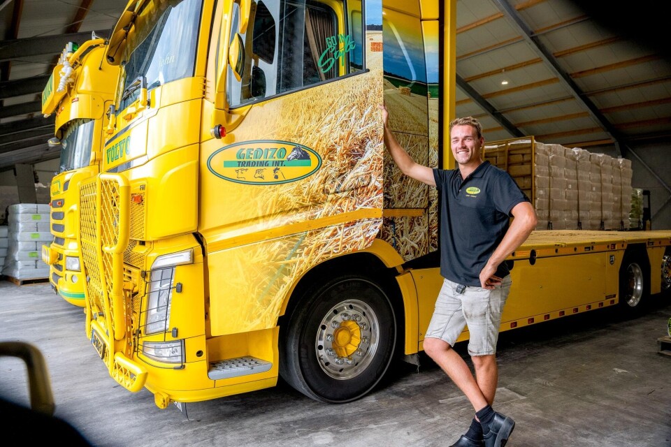 John naast Volvo