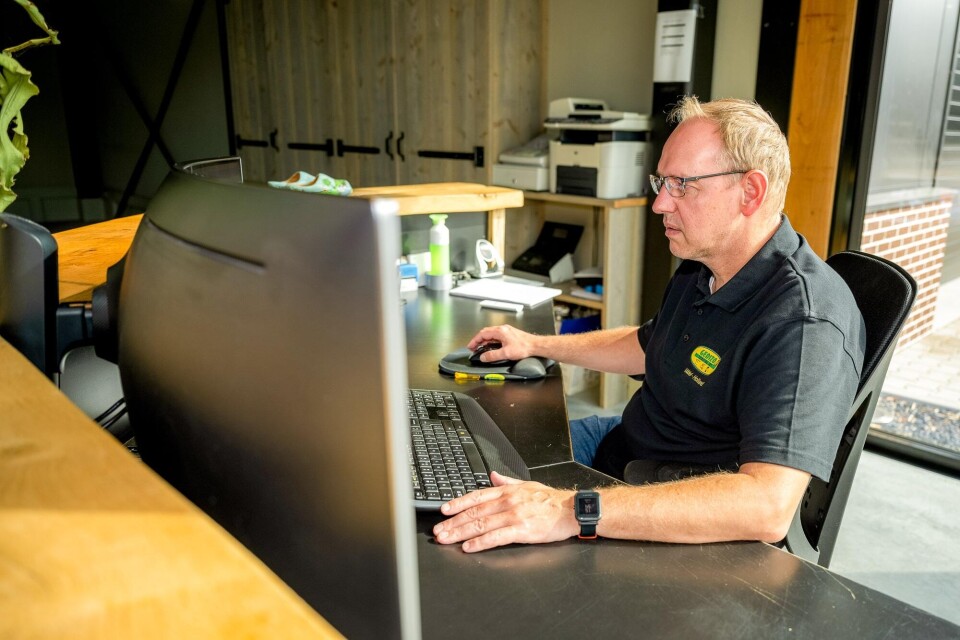 Jan aan bureau op kantoor